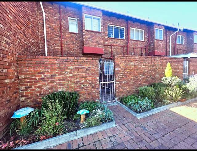 2 BEDROOM TOWNHOUSE FOR SALE IN FREEWAY PARK